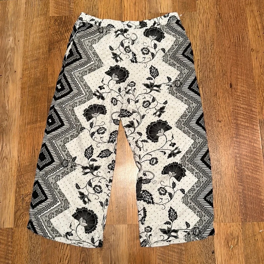 Anthropologie Pull On Bohemian Capri Pant Floral Print D1